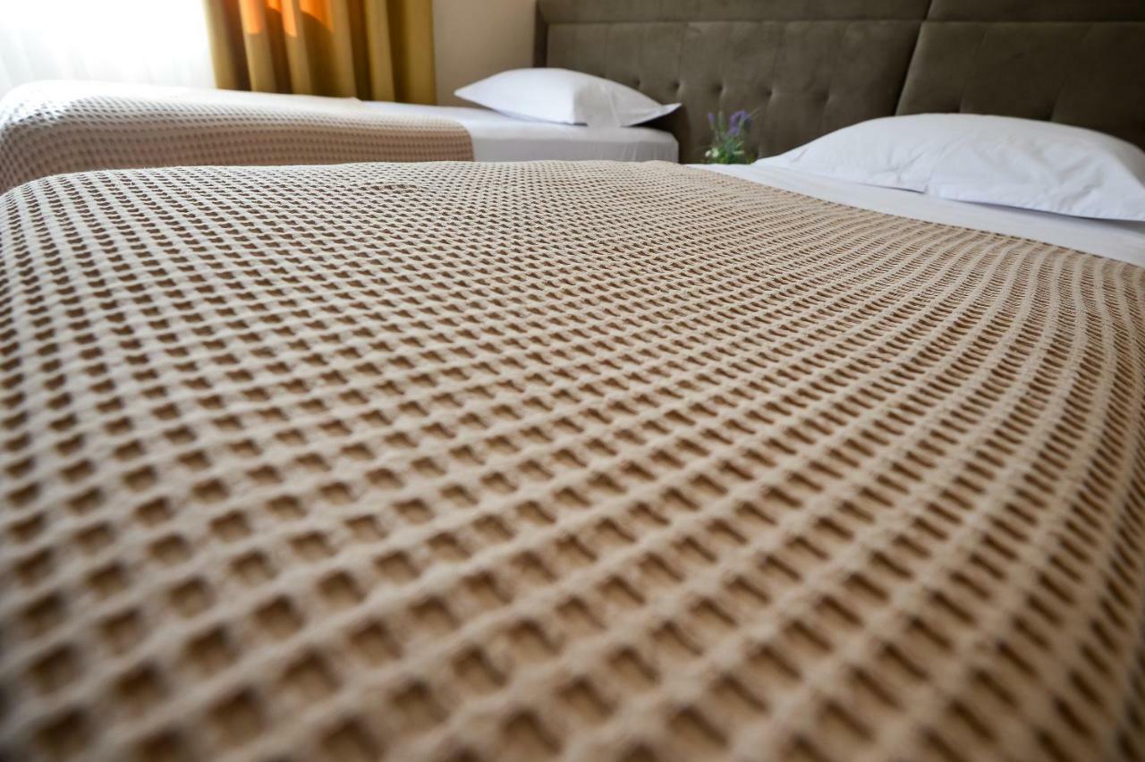 Hotel Niku Тирана Екстериор снимка