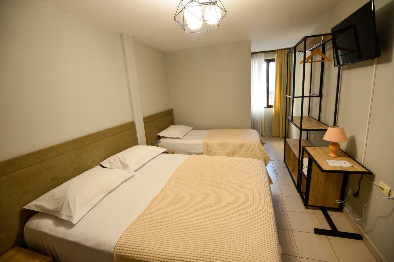 Hotel Niku Тирана Екстериор снимка